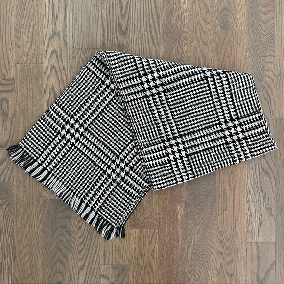 SOLD Anthropologie Vintage 100% Wool Houndstooth Woven Scarf in Black and Cream - Picture 2 of 7